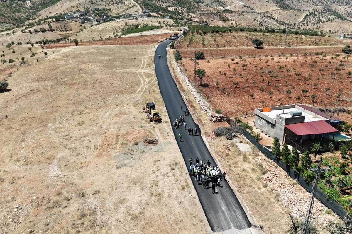 Siirt’te kırsal yollar yerli üretimle yenileniyor