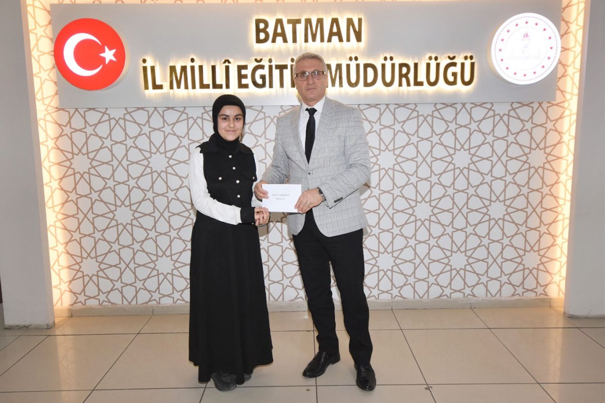 40 hadis ezberleme yarışmasında dereceye giren öğrenciler ödüllendirildi