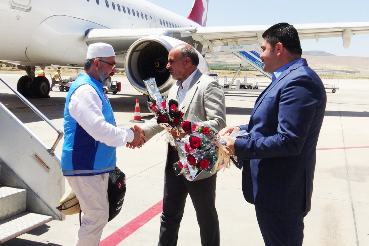 Malatya'ya dönen hacı kafilesi güller ve tekbirlerle karşılandı