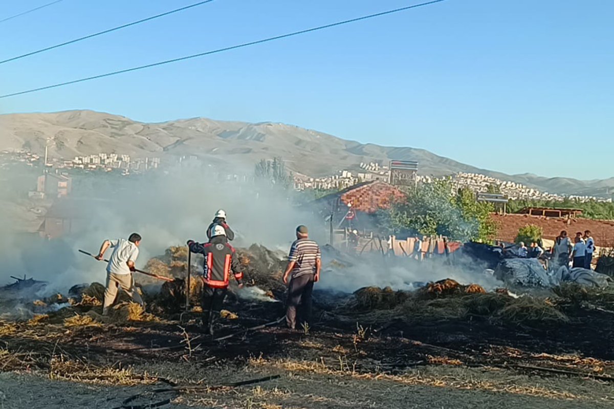 Malatya'da samanlık yangını: Tonlarca saman küle döndü