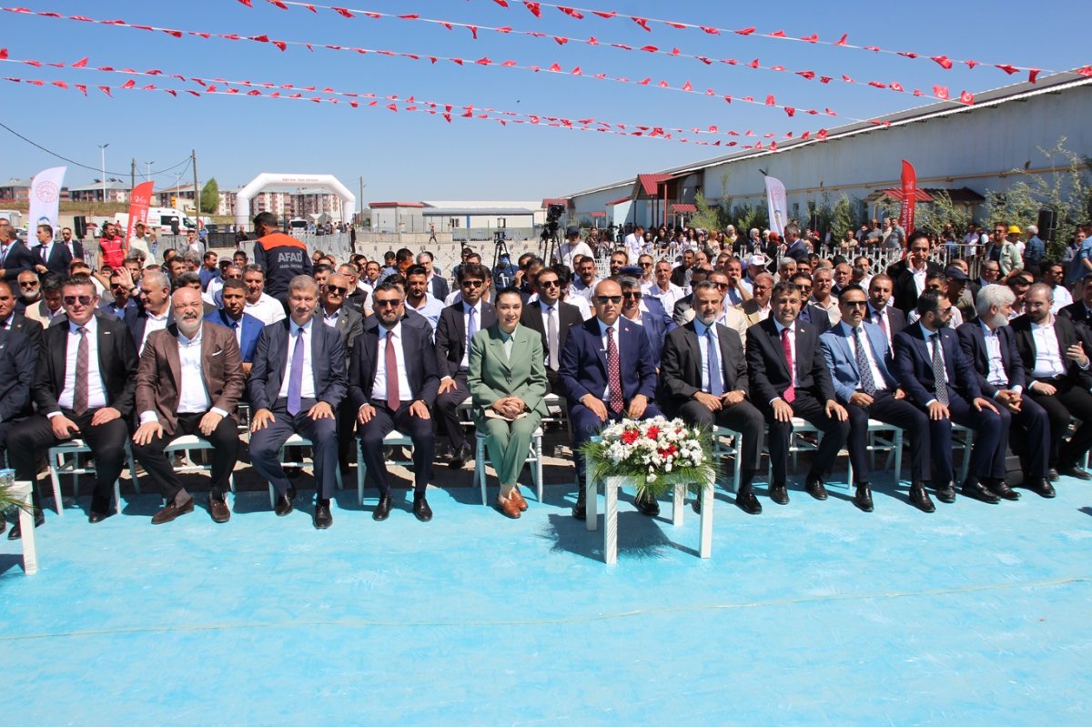 Ağrı'nın ekonomisine katkı sunacak AVM temeli atıldı