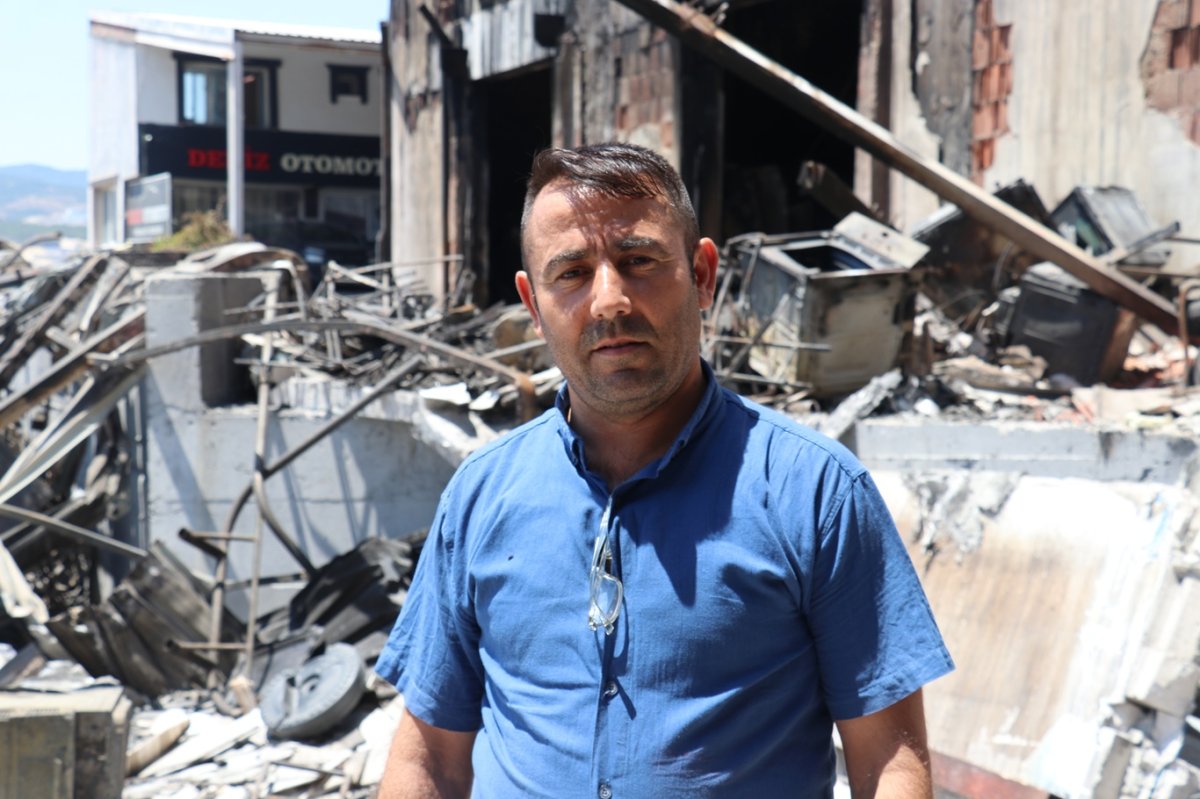 İzmir'de çıkan yangın sanayiye sıçradı: Onlarca araç hurdaya döndü