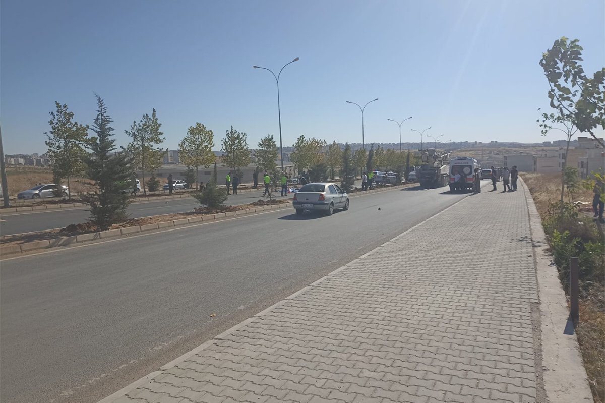 Karşıdan karşıya geçmeye çalışan yayaya otomobil çarptı
