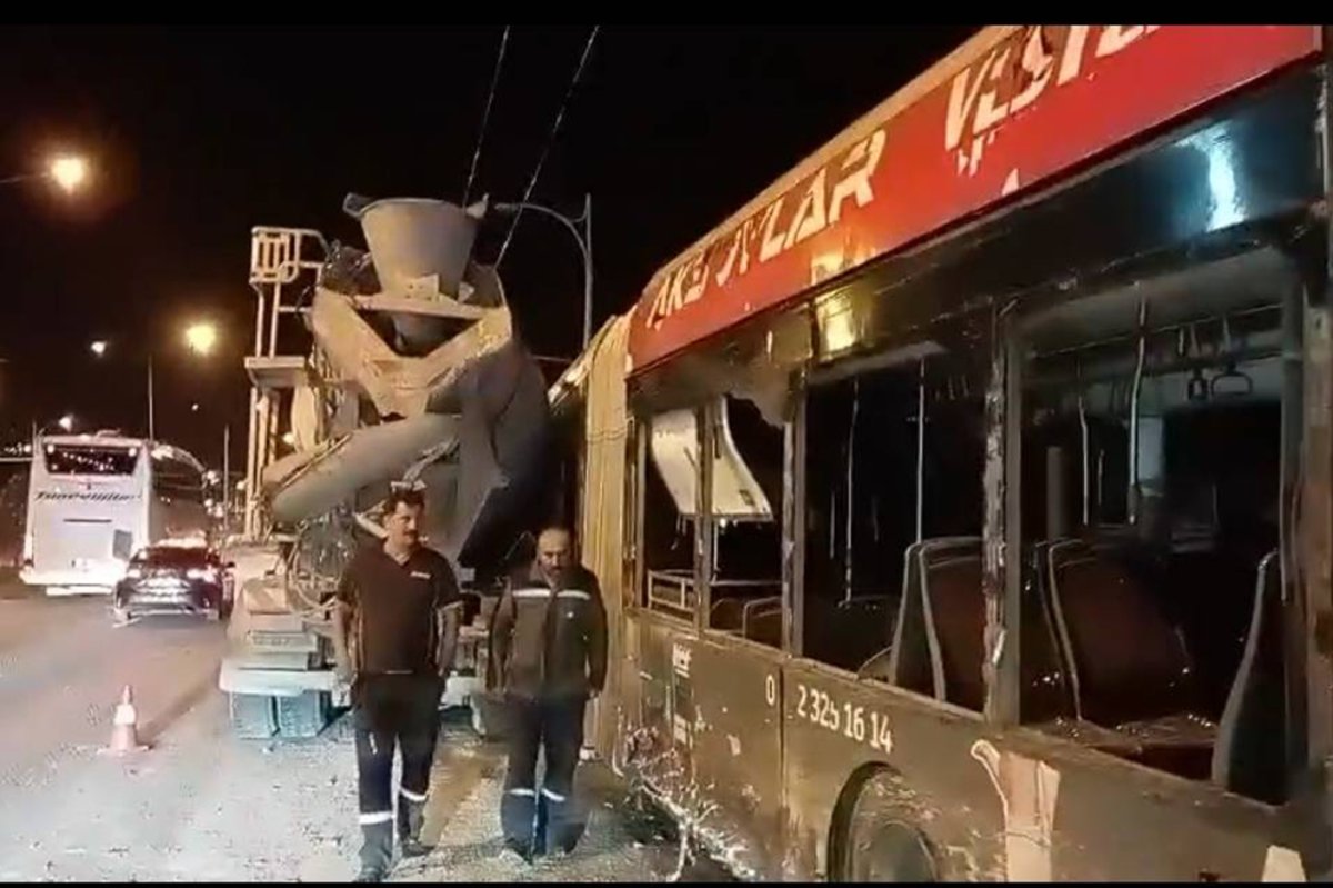 Beton mikseri ile trambüs çarpıştı: 4 yaralı