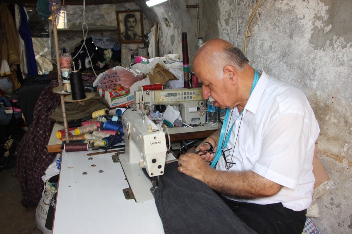 7 yaşında başladığı terzi mesleğini 64 yıldır sürdüren Ekrem Usta: Hiçbir zaman rızık korkusu yaşamadım