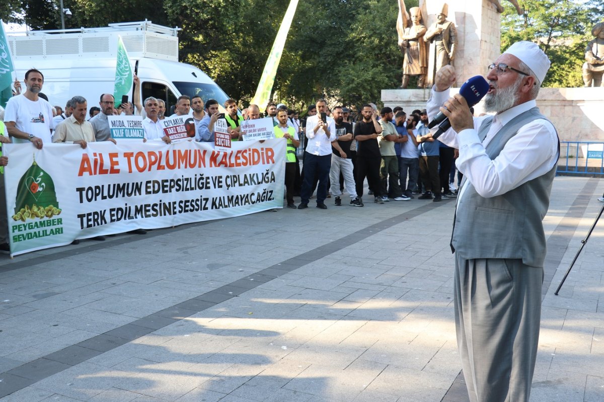 Teşhirciliğin son bulması için Saraçhane'de toplandılar