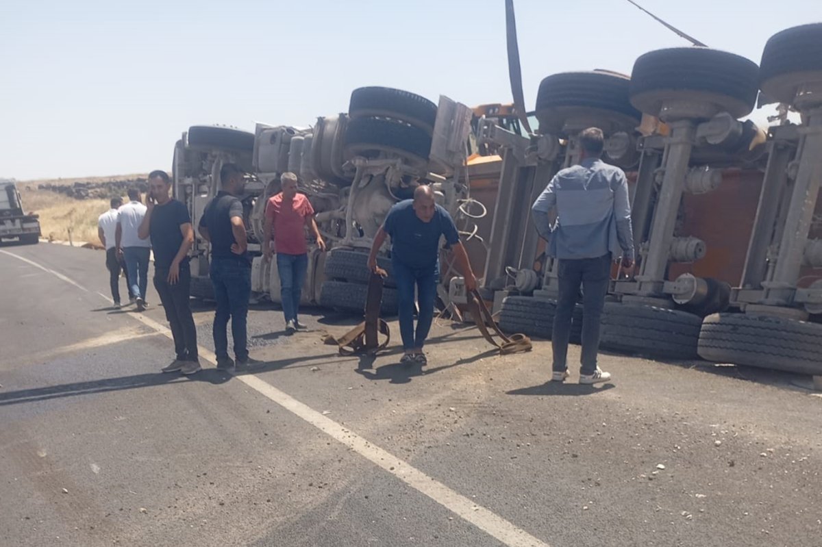 Diyarbakır'da asfalt yüklü kamyon devrildi