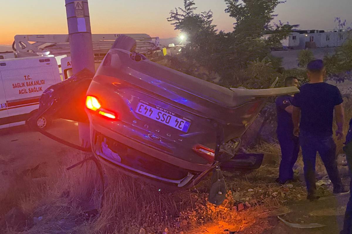 Sürücünün direksiyon hâkimiyetini kaybettiği otomobil takla attı: 3 yaralı