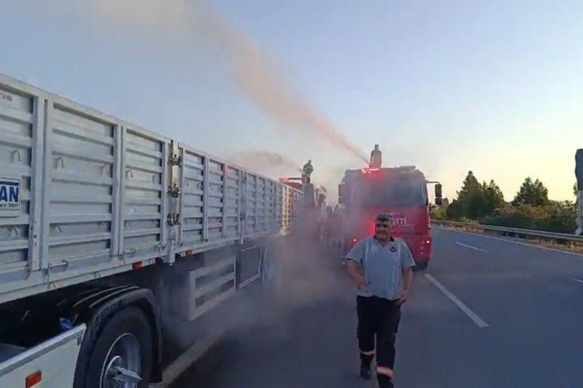 Otobanda alev alan tır söndürüldü