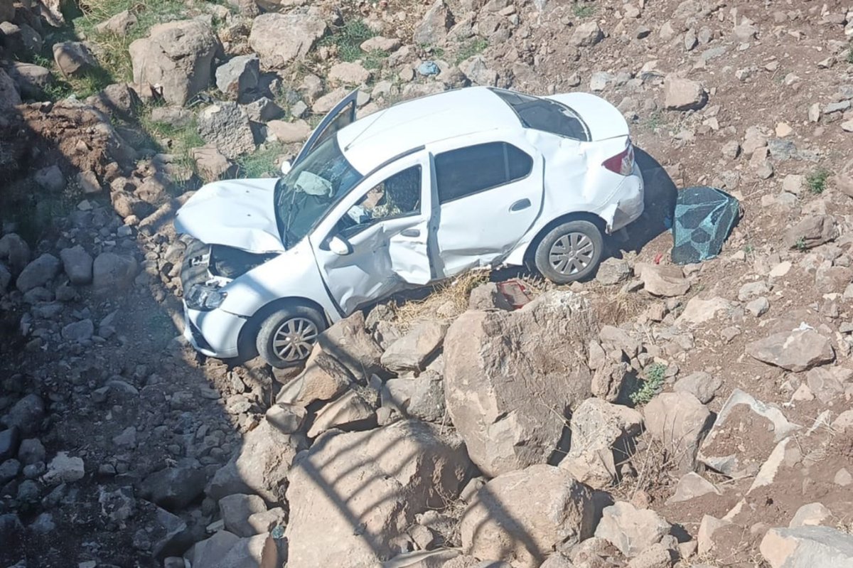 Kontrolden çıkan otomobil köprüden uçtu