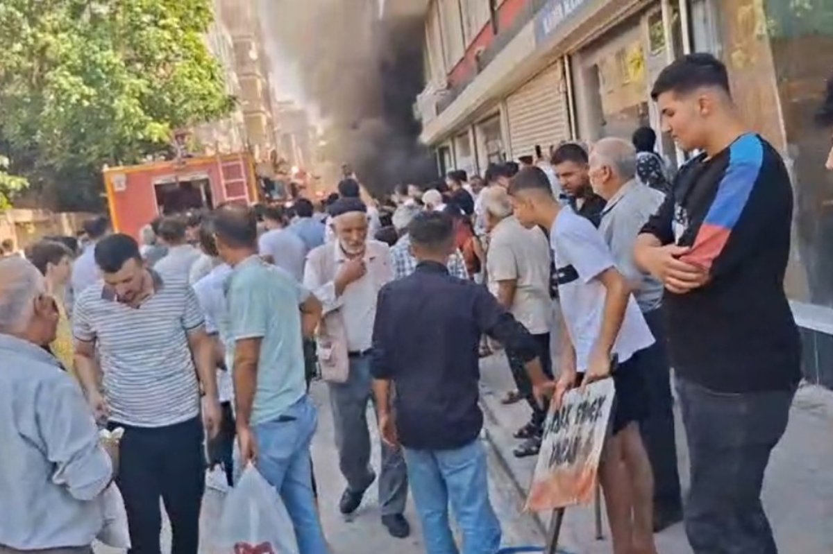 Mardin’de mobilya mağazasında yangın: Söndürme çalışmaları sürüyor