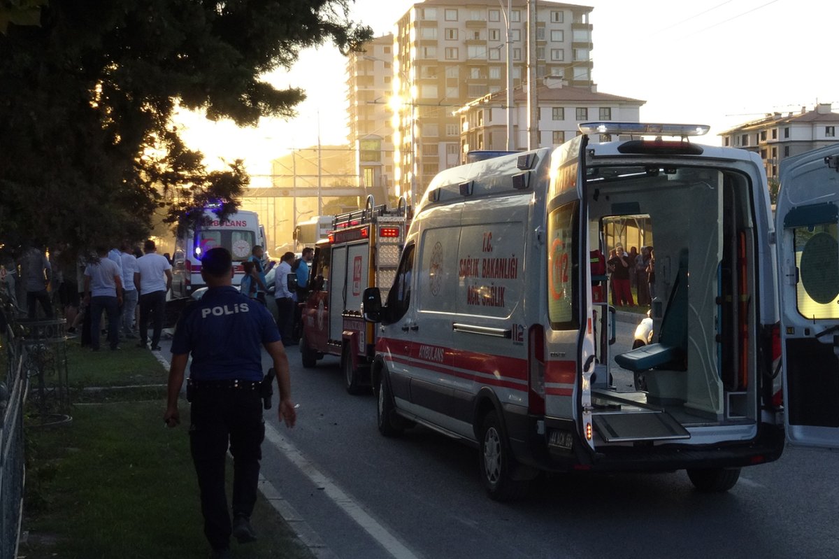 Sürücüsünün direksiyon kontrolünü kaybettiği otomobil bariyere çarptı: 3 yaralı