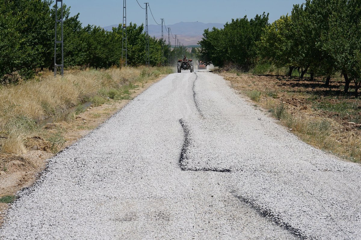 Yeşilyurt Belediyesi'nden kırsalda yol çalışması