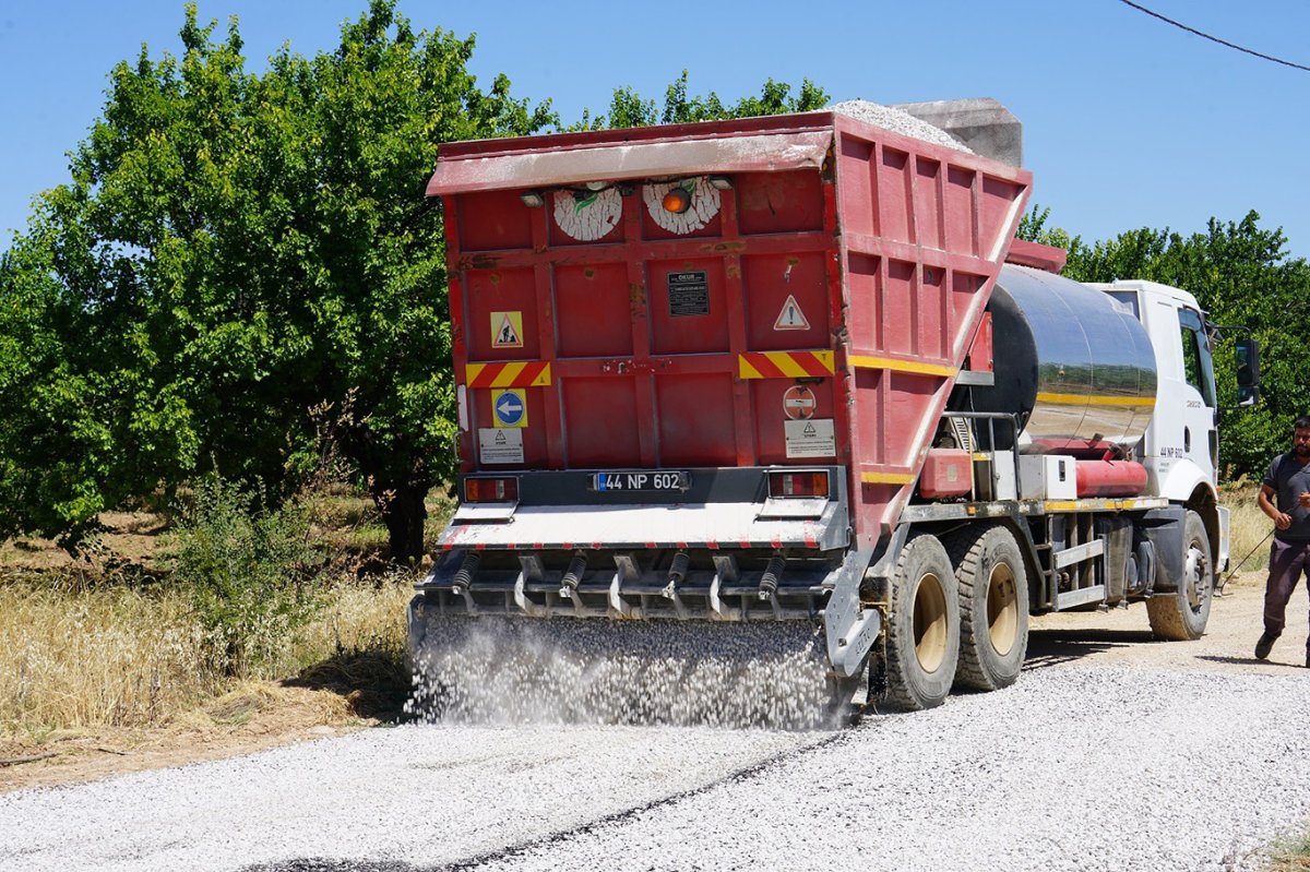 Yeşilyurt Belediyesi'nden kırsalda yol çalışması