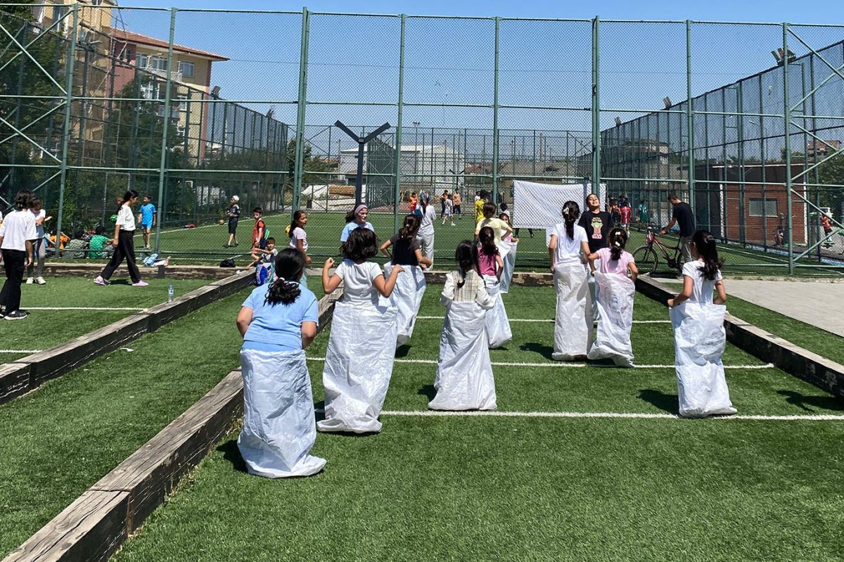 Yaz Kur'an kursunda hem kalp hem zihin beslenerek tüm güzelliği ile devam ediyor