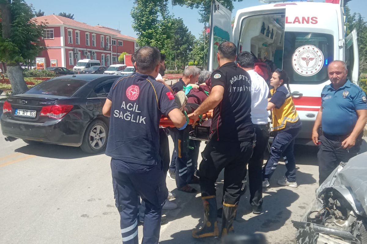 Malatya'da 2 otomobil çarpıştı: 4 yaralı