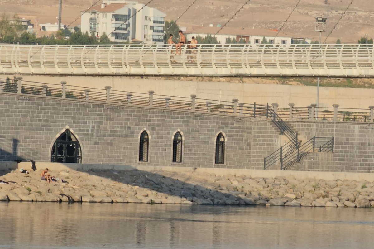 Cizre'de çocuklardan tehlikeli oyun