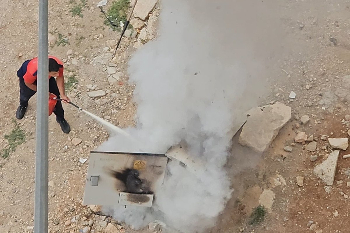 Mardin’de elektrik panosu alev aldı
