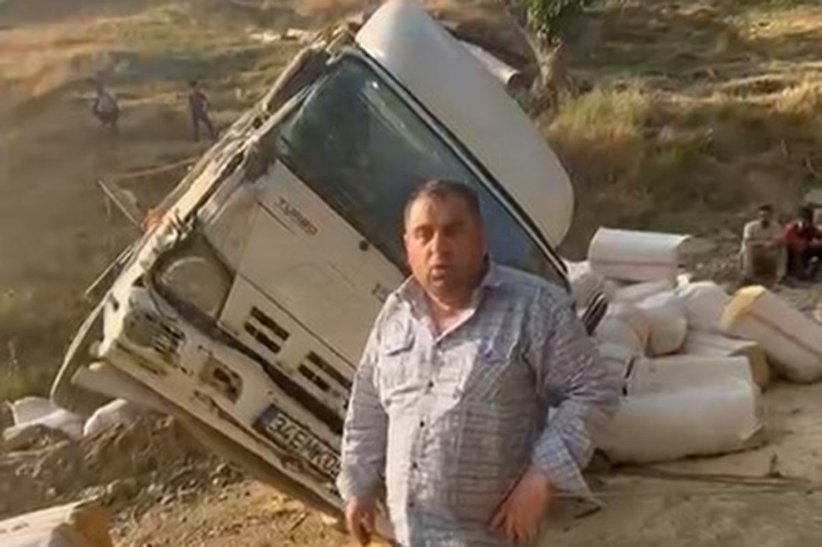Batman'da saman yüklü kamyon devrildi: Sürücü saatlerce yardım bekledi