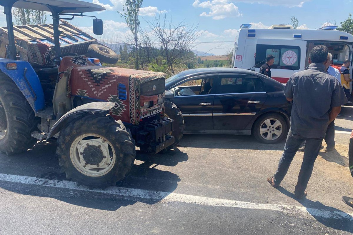 Malatya’da otomobil ile traktör çarpıştı: 2 yaralı