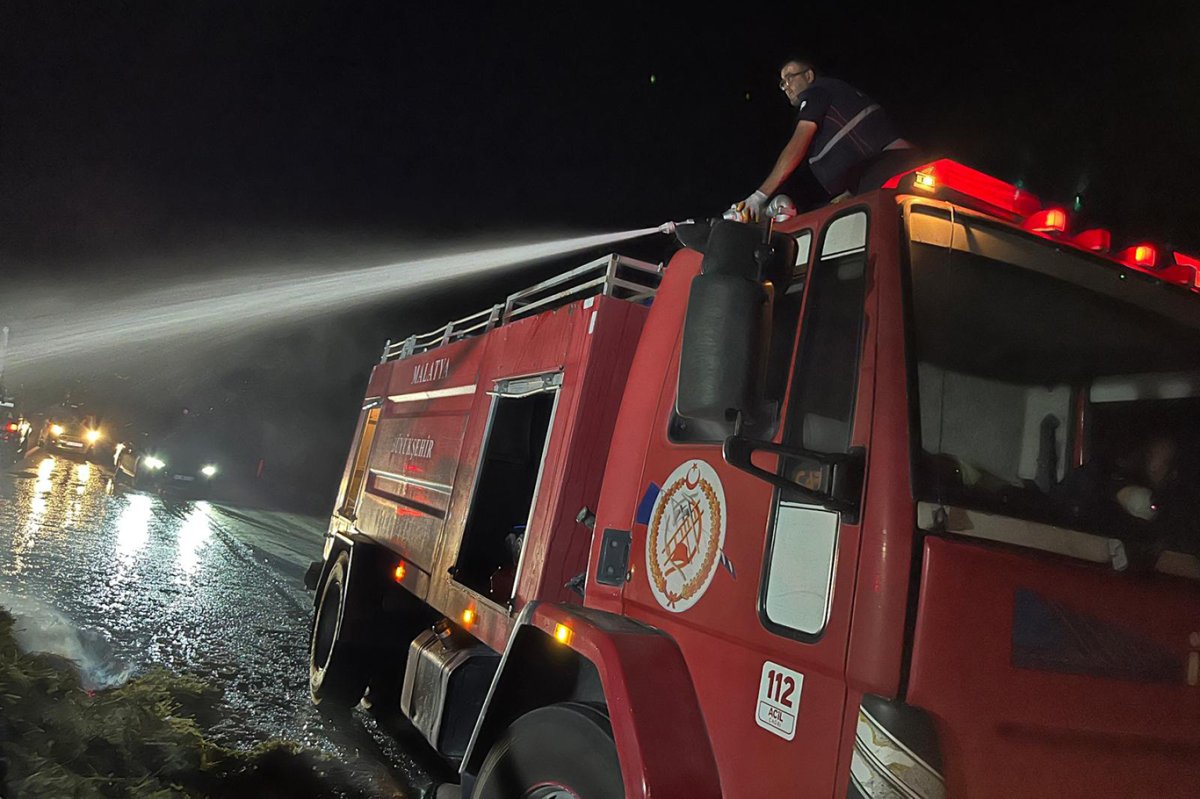 Malatya'da yonca yüklü pikap alev aldı