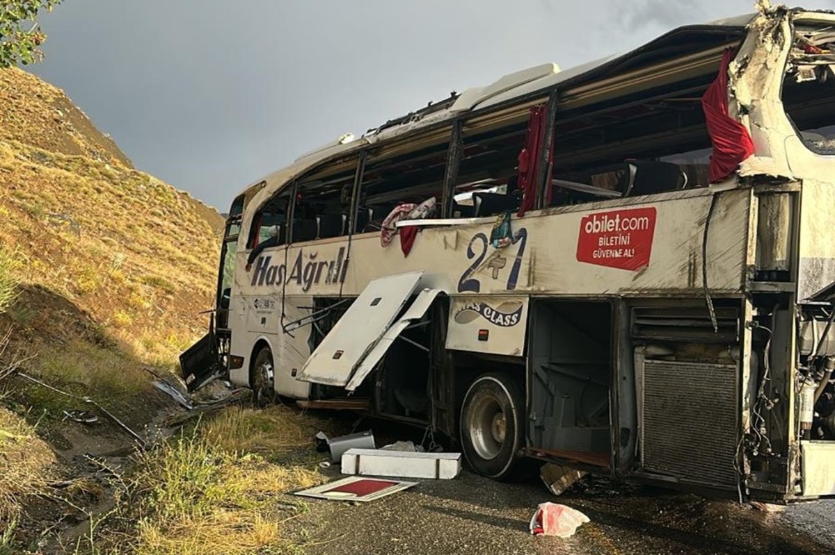 Yolcu otobüsü Sivas'ta kaza geçirdi: 3 ölü, 24 yaralı