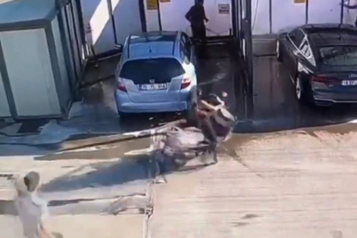 Bursa'da motosiklet kazası güvenlik kamerasına yansıdı