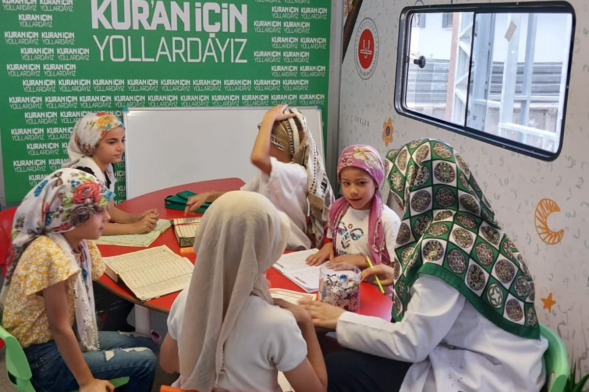 Deprem bölgesindeki çocuklar için hizmete giren gezici mobil Kur'an kursunun ilk durağı Malatya oldu