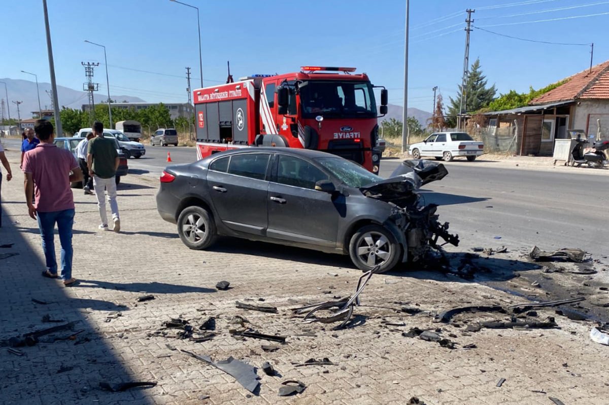 Kazaya karışan otomobil hurda yığınına döndü: 1 ölü 1 yaralı