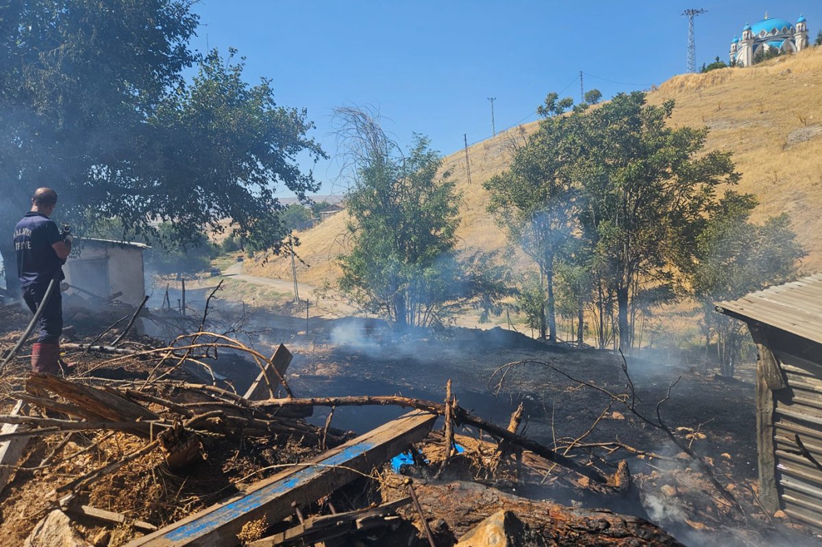 Malatya'da korkutan odunluk ve bahçe yangını
