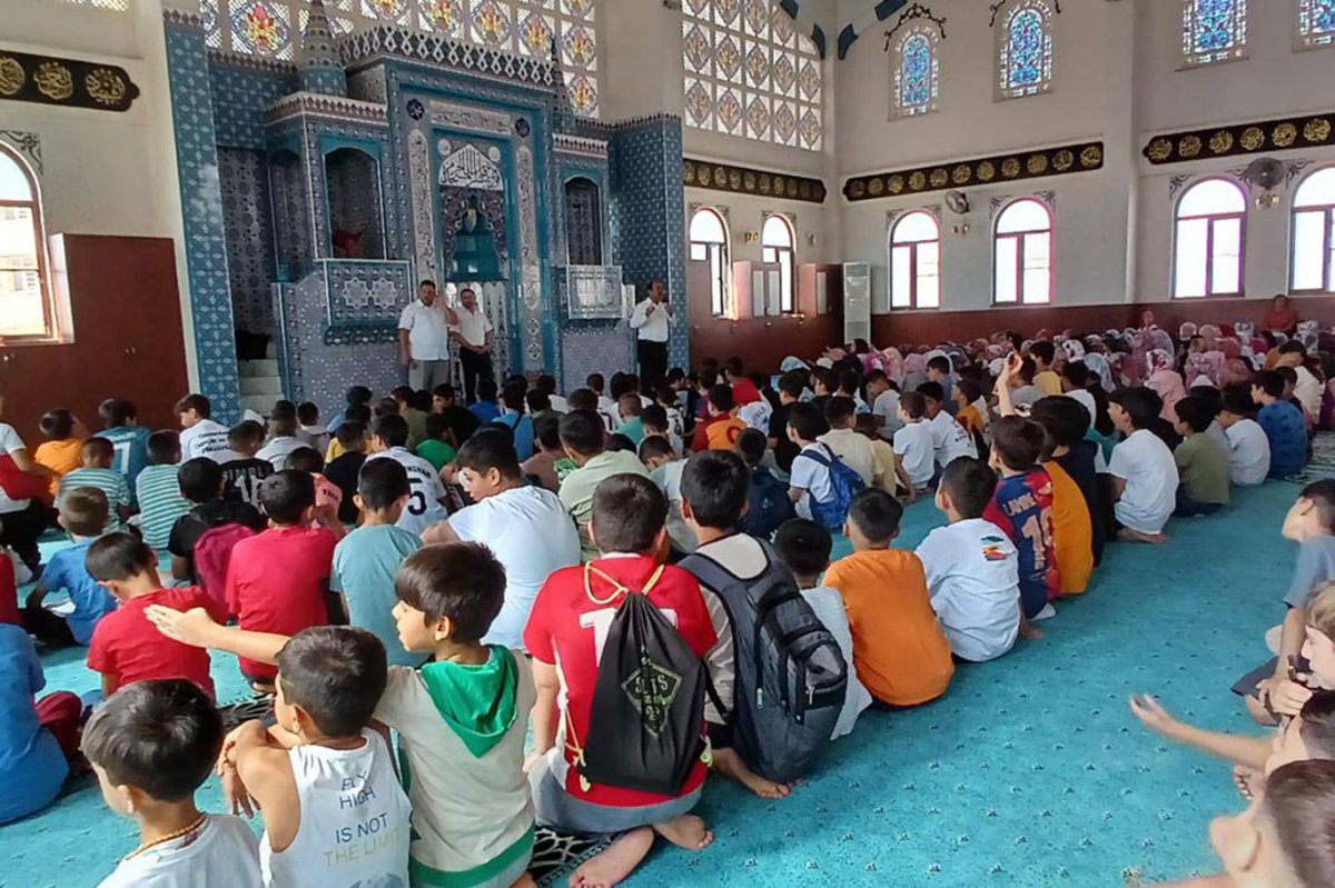Yaz Kur'an kursu öğrencileri sergilenen oyunla eğlendi