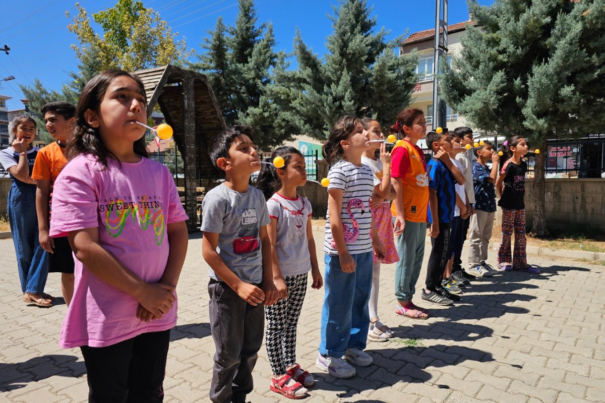 Büyükşehir Belediyesi'nin Yaz Okulu'na katılan öğrenciler hem öğreniyor hem eğleniyor