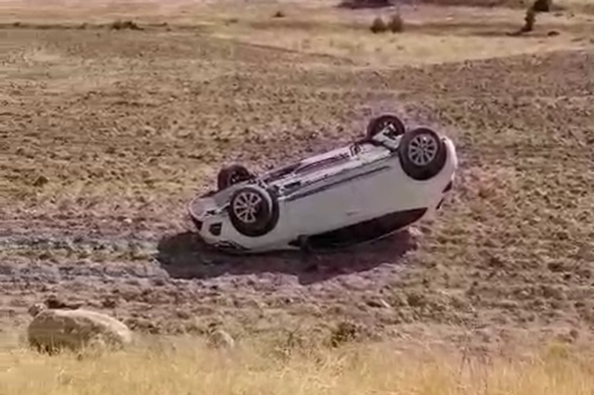 Direksiyon başında uyuyunca otomobil takla attı