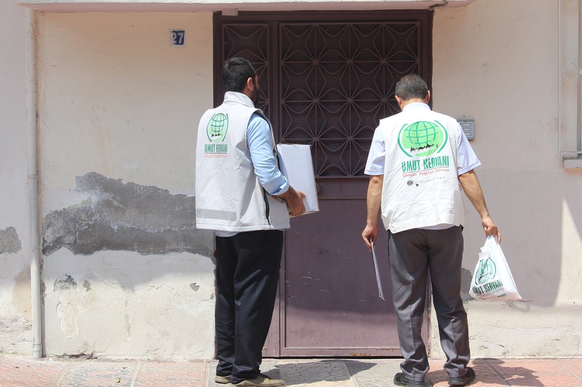 Umut Kervanı Mersin'de ihtiyaç sahiplerine gıda yardımı yaptı