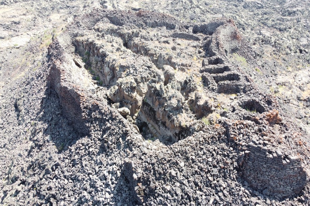 Yaklaşık 170 yıl önce Tendürek Dağı'ndan akan lavların altında kalan köyler görüntülendi