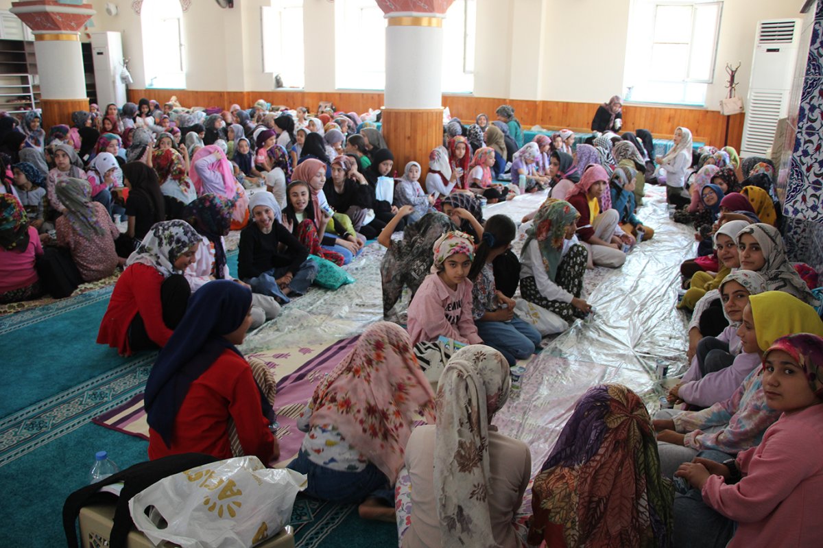 Kur'an kursuna devam eden çocuklar için camide sofra serildi