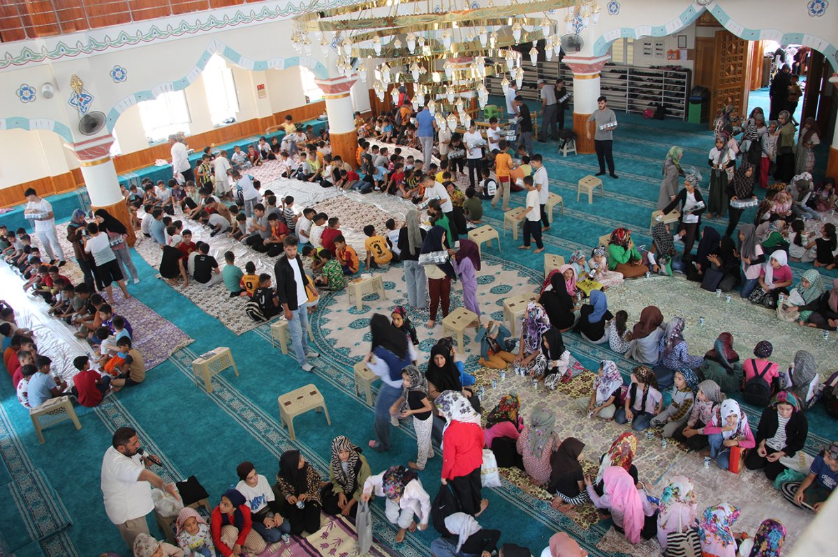 Kur'an kursuna devam eden çocuklar için camide sofra serildi