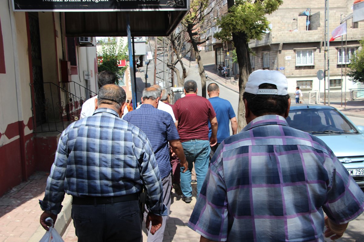Elektrik kesintisinin sıkça yaşandığı mahalle sakinleri çözüm bekliyor