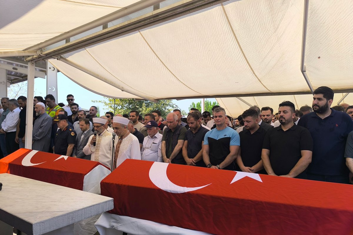 Bursa'daki orman yangınına su taşırken kazada hayatını kaybedenler defnedildi