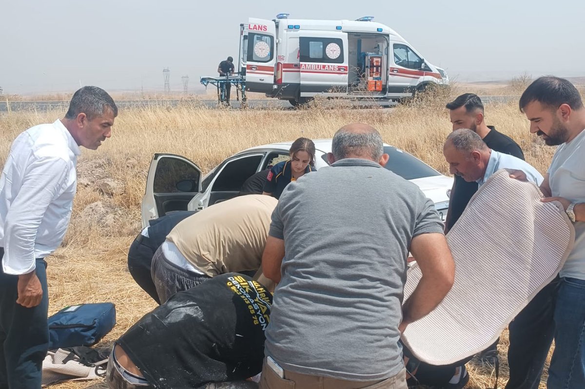 Seyir halindeki araç teker patlamasıyla devrildi: 1 ağır yaralı