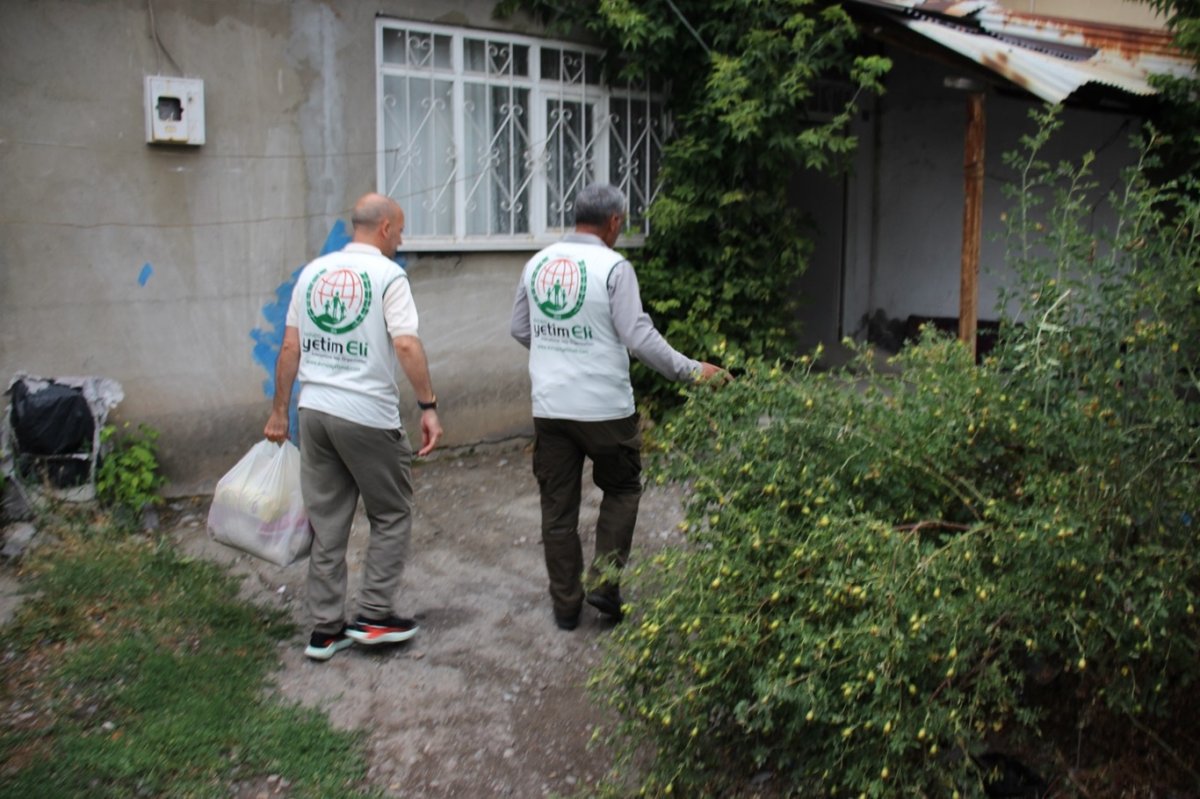 Avrupa Yetim Eli Derneği Ağrı'da gıda yardımı gerçekleştirdi