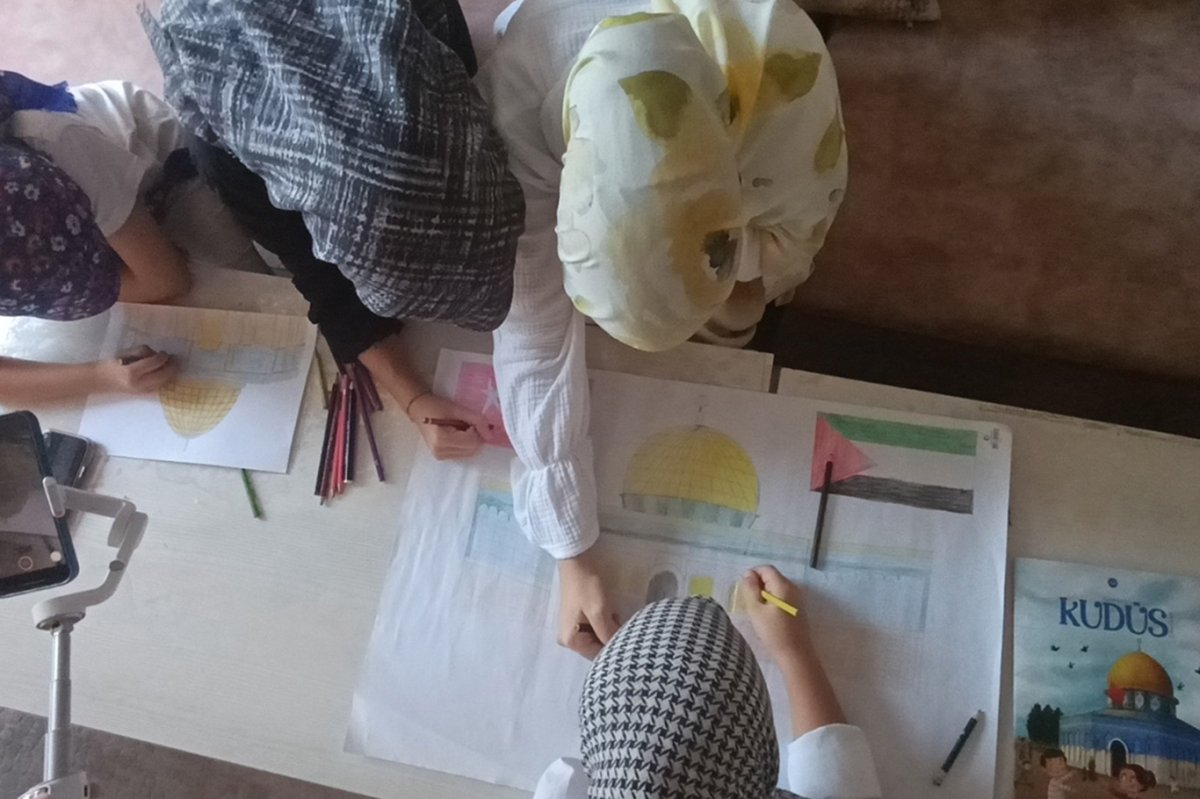 Kur'an kursu öğrencileri Gazze'ye yönelik saldırılarına çizimlerle tepki gösterdiler