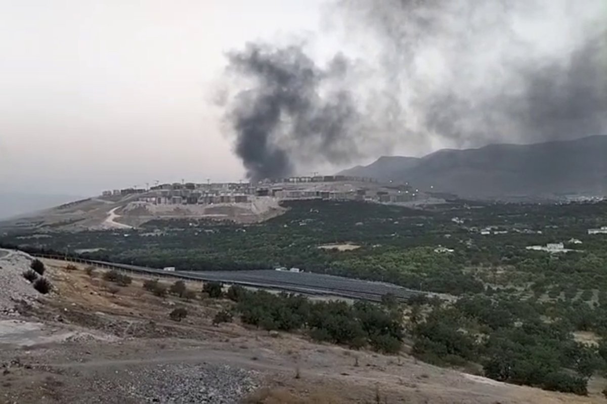 Şantiye kavgasının ardından işçilerin kaldığı konteynerler ateşe verildi