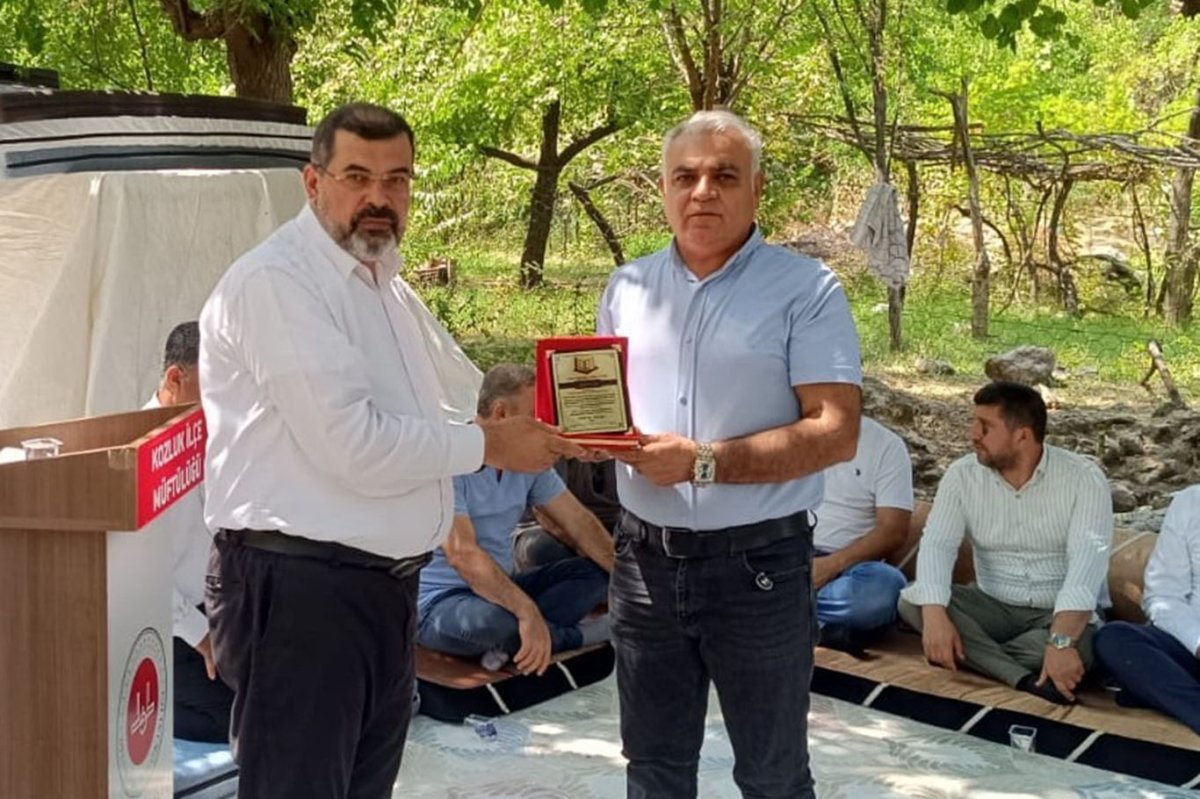 Hafızlık öğrencilerine destek olanlara plaket verildi