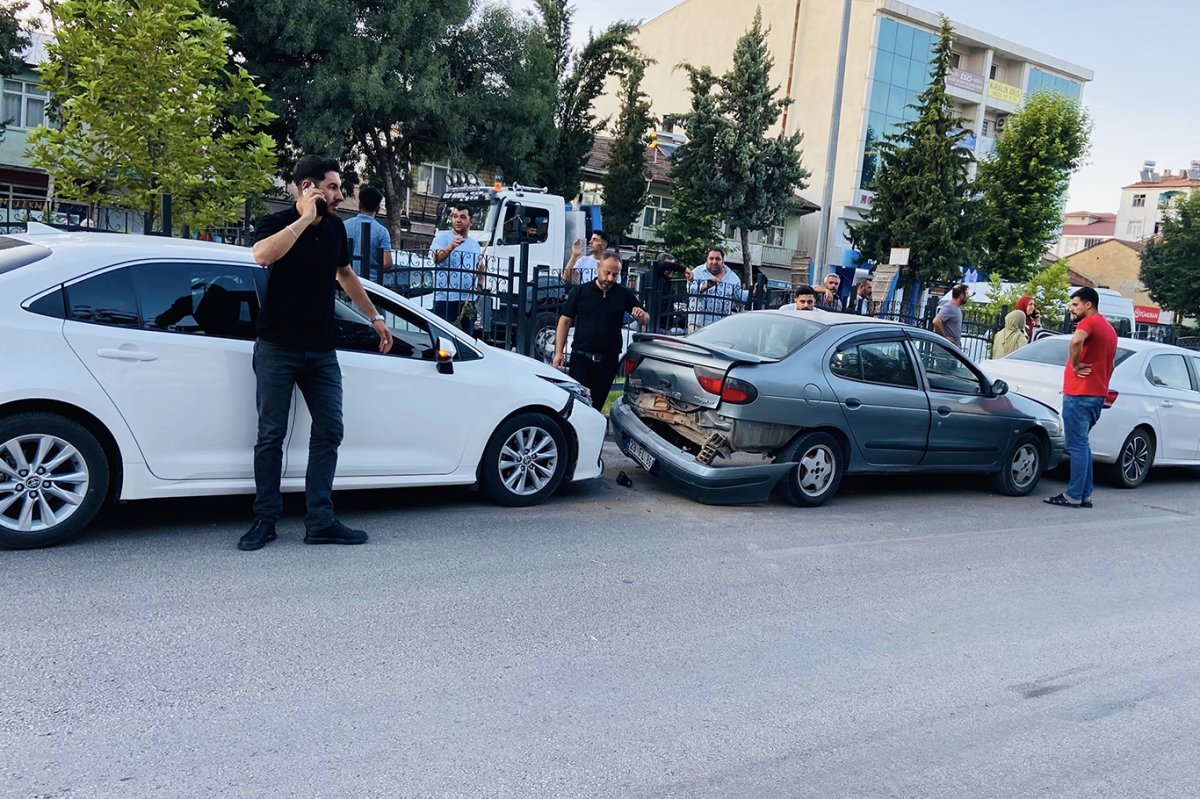 Traktör römorkundan düşen lastik trafiği birbirine kattı