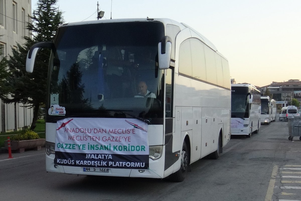 Malatyalılar, "Gazze'ye İnsani Koridor" yürüyüşüne katılmak için yola çıktı