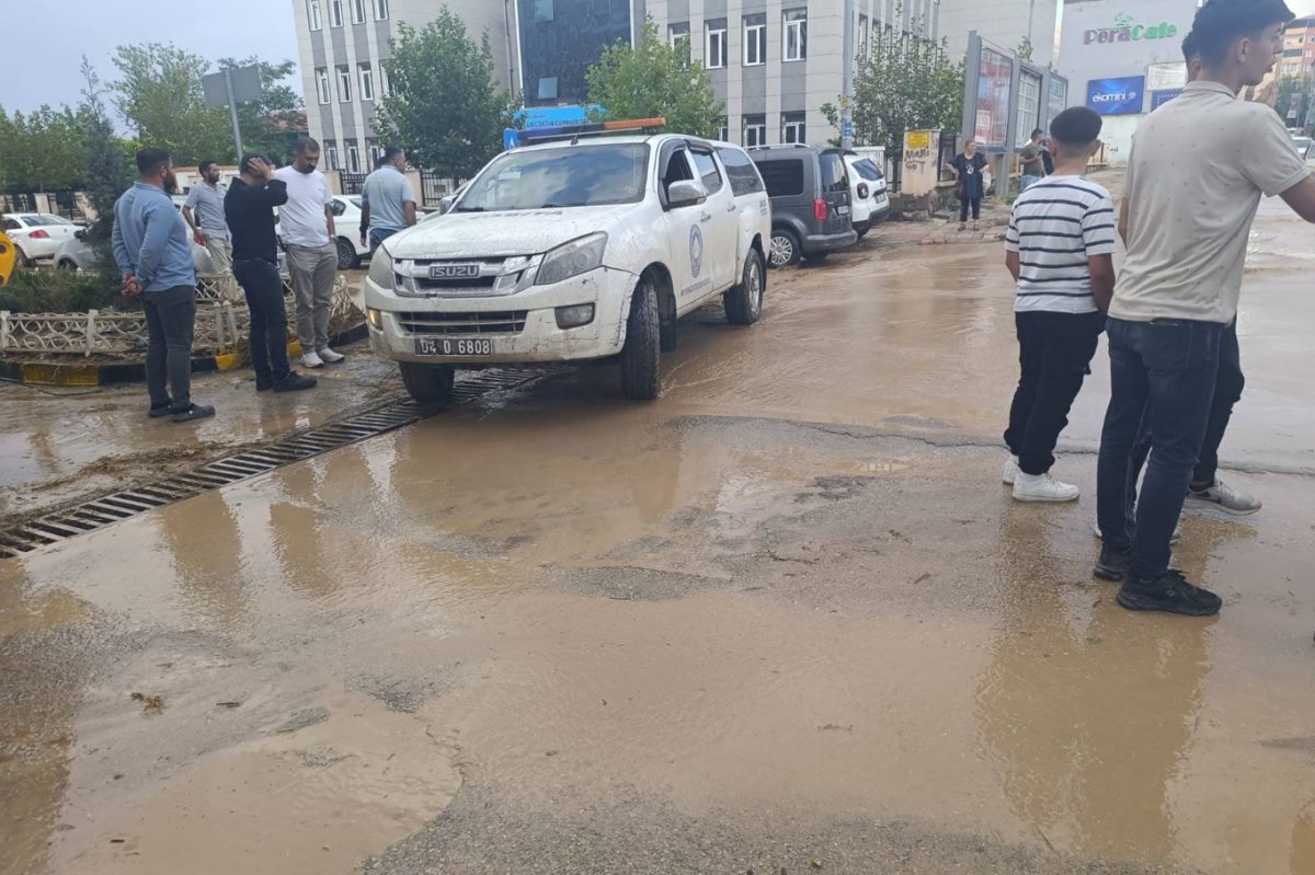 Doğubayazıt’ta sağanak yağış sele neden oldu