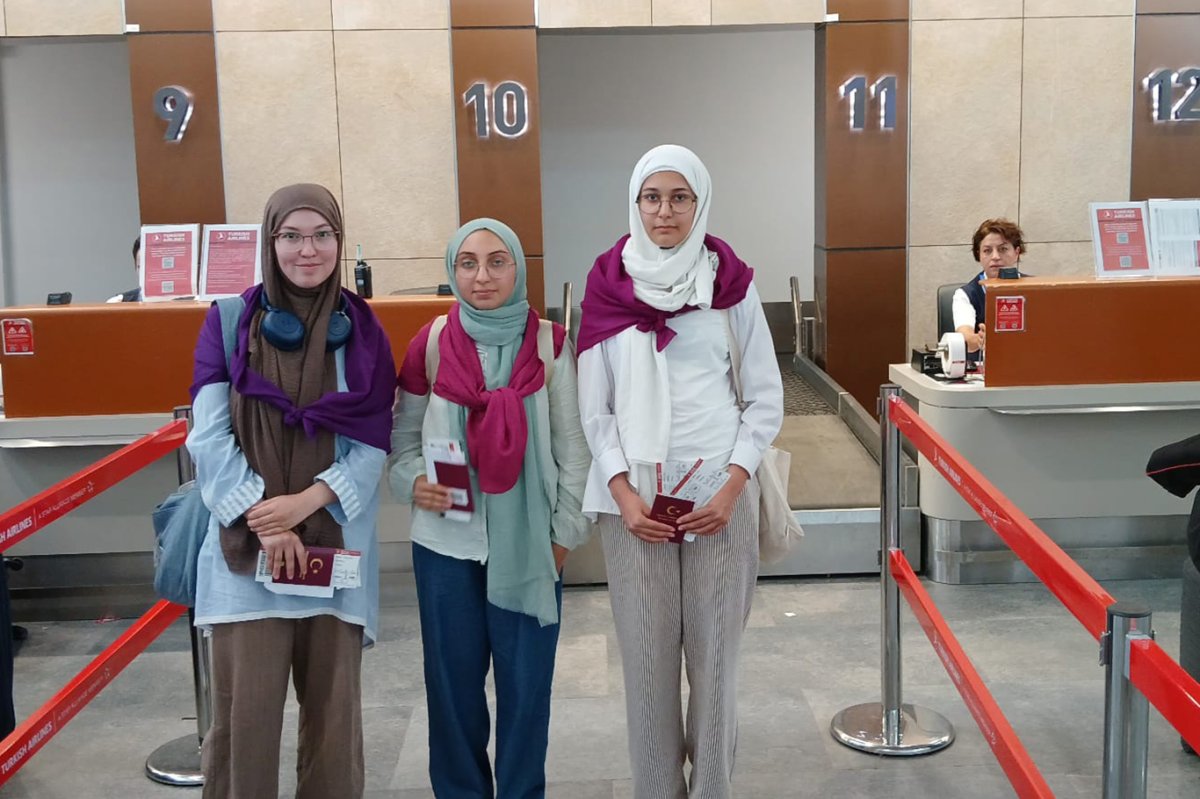 Yarışma birincileri dualarla umreye uğurlandı