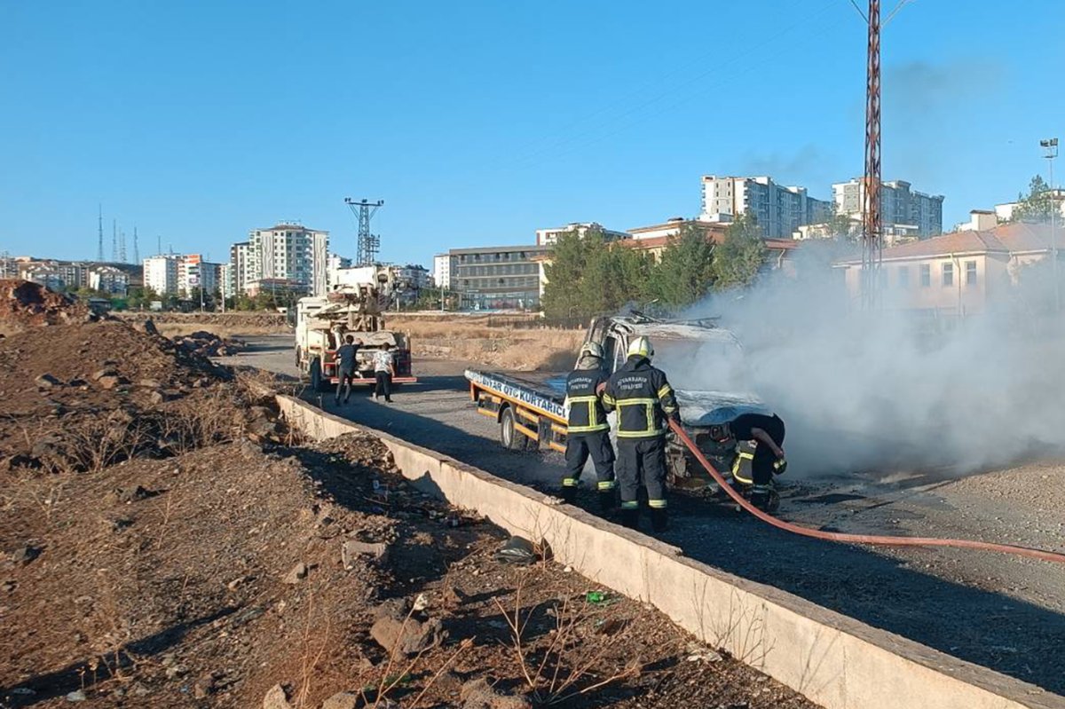 Diyarbakır’da park halindeki çekici alev alev yandı