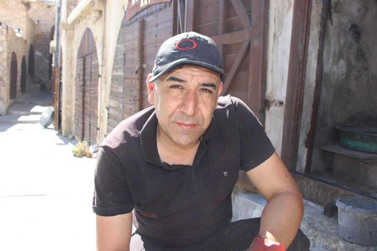 Kalaycı ustası Abak: Dışarıda hava 40-45, tezgah başında ise 100 derece hava sıcaklığında çalışıyoruz